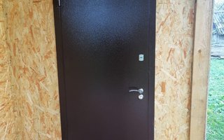 входная стальная дверь для дачного дома, фото с места установки