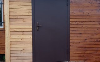 дверь металлическая для дачи вид с улицы
