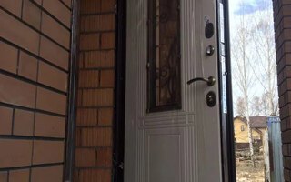 стальная дверь со стеклом