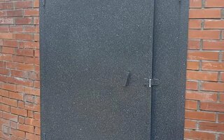 стальная дверь в подъезд с боковой вставкой
