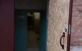 металлическая дверь двухстворчатая с доводчиком в подъезд ДПДЗ-37