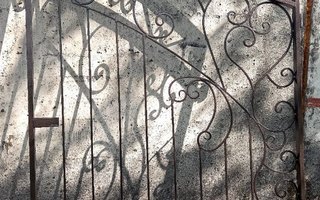 металлическая распашная кованая решетка
