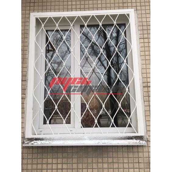 прямая оконная решетка белого цвета